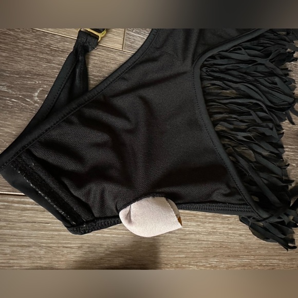 ⛱️ Top melon black fringe bikini set. Never worn - Picture 4 of 8